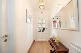 Palton troeven:<br /><br />- Perceel van ca. 878 m²<br />- 4 slaapkamers<br />- Gelijkvloers wonen mogelijk<br />- Prachtige tuin, volledig omheind<br /><br />Welkom bij kasteeldreef 18 in Tielen! Deze pittoreske woning bevindt zich op een prachtig perceel van ca. 878 m² rustig gelegen kort nabij het centrum van Tielen.<br /><br />Op het gelijkvloers komt u via de inkomhal uit in de ruime living waar het dankzij de vele raampartijen en de gezellige haard goed vertoeven is. Via de schuifpui komt u uit op het overdekt terras. Grenzend aan living bevindt zich de leefkeuken welke volledig geinstalleerd is, met onder andere een keramische kookplaat, dampkap, oven, koelkast met vriesgedeelte en een vaatwasser. Met drie slaapkamers en ingerichte badkamer (met douchecabine, dubbele lavabo in meubel en toilet) op het gelijkvloers is deze woning ook ideaal om gelijkvloers te wonen.<br /><br />Via de vaste trap bereikt u de zolderverdieping, ingedeeld in twee volwaardige ruimtes met een houten vloer en onderhoudsvriendelijke veluxramen. Deze kunnen perfect dienen als extra slaapkamers of ontspanningsruimte. Verder is er een tweede badkamer met ligbad, lavabo en toilet, evenals een Russische sauna op deze verdieping. Ook is er bijkomende opbergruimte voorzien.<br /><br />Buiten kunt u volop van het terras op de binnenplaats en de diepe achtertuin genieten. De fraai aangelegde tuin is volledig omheind, biedt optimale privacy en vormt een oase rust. Centraal in de tuin bevindt zich een sfeervolle kiosk met een houten vloer en elektriciteitsaansluiting.<br /><br />Dankzij de ruime parkeergelenheid voor de woning en de dubbele garage, bereikbaar via een afgesloten oprit, beschikt u steeds over voldoende parkeerruimte en optimaal comfort.<br /><br />Bent u opzoek naar een rustig gelegen, vrijstaande, instapklare woning ?<br />Neem dan snel contact op via Judith@palton.be of bel naar +32492-78 31 74.