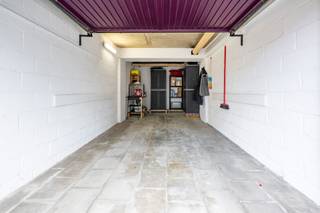 <p><span>Inpandse garage met oprit in rustige straat.</span></p><p><span> </span></p><p><span>Indeling:</span></p><p><span>Deze garagebox situeert zich vooraan het gebouw met huisnummer 58-60. De oprit voor deze box is ongeveer 8 meter diep. De kantelpoort is handbediend, loopt soepel en werd recent geschilderd. Ook de garagebox zelf kreeg een laagje verf.</span></p><p><span>De diepte is 5,80m en de breedte 2,61. Er is licht alsook een stopcontact. De vrije hoogte van de poort is 1,84m, de vrije breedte is 2,07.</span></p><p><span> </span></p><p><span>Extra info:</span></p><p><span>- Onmiddellijk beschikbaar.</span></p><p><span>- Gemeenschappelijke kosten: ongeveer € 15/mnd (verzekering, elektriciteit, etc.).</span></p><p><span> </span></p>