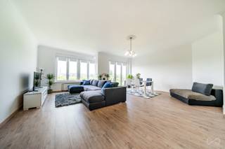 Info: dries.v@weinvest.be of 0471 68 27 37<br /><br />We Invest presenteert u exclusief dit prachtige appartement van 104 m², gelegen op de 5e verdieping aan de Avenue de la Liberté 218 in Koekelberg. Het bestaat uit twee slaapkamers, een ruime woonkamer van 39 m², een keuken van 13 m², een badkamer, een apart toilet en een kelder.<br /><br />De woning verkeert in goede staat en biedt een comfortabele leefomgeving in een goed onderhouden gebouw. Het beschikt over een lift, een videofoon, PVC-ramen, collectieve stookolieverwarming en een elektriciteitsinstallatie die aan de normen voldoet, met een EPC D van 181 kWh/m²/jaar en 46 kg CO₂.<br /><br />Dankzij de ligging op de 5e verdieping geniet het appartement van veel lichtinval en een aangenaam vrij uitzicht. De functionele indeling en de royale afmetingen maken dit een bijzonder aantrekkelijke woning voor een koppel, een klein gezin of een investeerder op zoek naar een kwalitatief hoogstaand pand.<br /><br />Het appartement ligt in Koekelberg en geniet van een praktische stedelijke omgeving, dicht bij winkels, voorzieningen en het openbaar vervoer. De wijk biedt gemakkelijke toegang tot alle dagelijkse voorzieningen en is tegelijkertijd goed verbonden met het centrum van Brussel.<br /><br />Pluspunten: grote oppervlakte, ruime woonkamer, lift, veel lichtinval en elektriciteit conform de normen.<br /><br />Neem contact met ons op om een bezichtiging te regelen! Mis onze exclusieve aanbiedingen niet op WWW.WEINVEST.BE