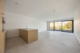 ENKEL BEZOEKEN MOGELIJK DOOR ONDERSTAANDE LINK VOLLEDIG EN CORRECT IN TE VULLEN:<br />https://mijnhuurprofiel.be/property/e3383060-bb62-4c50-915d-67d5b082631d/login<br /><br />Gelegen in het centrum van Malle vinden we dit lichtrijke nieuwbouwappartement op de eerste verdieping, dat zowel via de lift als de trap bereikbaar is.<br /><br />INDELING: <br /><br />Via de inkomhal bereiken we de lichtrijke leefruimte, die in een open geheel verbonden is met de volledig geïnstalleerde keuken. Dankzij het grote schuifraam geniet de leefruimte van een aangename lichtinval en is er rechtstreeks toegang tot het terras aan de achterzijde, waar u in alle rust kan genieten.<br /><br />Nabij de keuken bevindt zich een praktische berging, voorzien van aansluitingen voor een wasmachine en droogkast. Verder beschikt het appartement over een badkamer met douche, ligbad en dubbel lavabomeubel, evenals een apart gastentoilet. Tot slot beschikt het appartement over twee slaapkamers voorzien van screens.<br /><br />Buiten beschikt het appartement over een gemeenschappelijke afvalberging en een privatieve fietsenberging.<br /><br />Een privatieve autostaanplaats is verplicht bij te huren aan €50 per maand. De gemeenschappelijke kosten bedragen €50 per maand en omvatten onder meer het onderhoud van de lift en gemeenschappelijke hal.<br /><br />De huurwaarborg bedraagt drie maanden huur. Het appartement is beschikbaar vanaf 1 december 2026.<br />Alle nutsvoorzieningen zijn rechtstreeks af te sluiten door de huurder.<br /><br />Voor meer info of een bezoek, neem contact op met Kato via kato@reds.be.