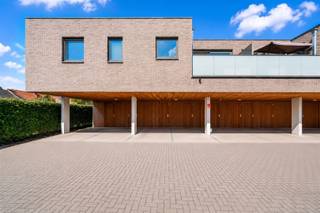 <p><span><strong>TE KOOP: Recent 2-slaapkamerappartement in het centrum van Heusden!</strong></span><br /><span>Welkom in dit recente en hoogwaardig afgewerkte appartement, gelegen op een uitstekende locatie pal in het centrum van Heusden!</span><br /><span>Een bijzondere troef van dit appartement is de privatieve toegang op het gelijkvloers. Het appartement is zowel via de straatzijde als via de achterzijde van het gebouw toegankelijk. Beide toegangen komen uit in een eigen inkomhal, waardoor u niet rechtstreeks in de woonvertrekken binnenkomt. Op het gelijkvloers bevindt zich bovendien een praktische berging. Via de trap bereikt u vervolgens de woonverdieping op de eerste verdieping.</span><br /><span>Hier komt u terecht in een ruime en lichtrijke leefruimte met open keuken. Dankzij de aangename indeling, de grote hoeveelheid natuurlijk licht en de hoogwaardige afwerking vormt deze ruimte het hart van het appartement. Aansluitend bevindt zich een praktische berging/wasruimte die voor bijkomende opslagruimte zorgt.</span><br /><span>Verder beschikt het appartement over twee ruime slaapkamers en een comfortabele badkamer, uitgerust met zowel een ligbad als een inloopdouche. Daarnaast is er een afzonderlijk gastentoilet.</span><br /><span>Het gezellige terras vormt een aangename buitenruimte waar u in alle rust kan genieten.</span><br /><span>Ook op het vlak van comfort en energiezuinigheid scoort het appartement goed. Zo beschikt het over een gunstig EPC-label B, een ventilatiesysteem C en een energiezuinige condensatieketel op aardgas.</span><br /><span>Tot slot beschikt het appartement over een overdekte autostaanplaats, zodat u steeds over een vaste parkeerplaats beschikt.</span><br /><span><strong>Ligging:</strong></span><br /><span>Het appartement is gelegen aan de Waterleidingstraat, pal in het centrum van Heusden. Winkels, supermarkten, scholen, horeca en openbaar vervoer bevinden zich op korte afstand. Ook het station en de belangrijkste verbindingswegen zijn vlot bereikbaar.</span><br /><span><strong>Indeling:</strong></span><br /><span>Inkomhal, berging, ruime en lichtrijke leefruimte met open keuken, berging/wasruimte, apart toilet, badkamer met ligbad en inloopdouche, twee ruime slaapkamers en terras.</span><br /><span><strong>Troeven:</strong></span><br /><span>- Pal in het centrum van Heusden!</span><br /><span>- Recent en hoogwaardig afgewerkt appartement!</span><br /><span>- Gunstig EPC-label B!</span><br /><span>- Ventilatiesysteem C!</span><br /><span>- Energiezuinige condensatieketel op aardgas!</span><br /><span>- Twee ruime slaapkamers!</span><br /><span>- Badkamer met ligbad én inloopdouche!</span><br /><span>- Ruime en lichtrijke leefruimte met open keuken!</span><br /><span>- Gezellig terras!</span><br /><span>- Overdekte autostaanplaats!</span><br /><span>- Twee toegangsdeuren!</span><br /><span>- Winkels, horeca en openbaar vervoer op korte afstand!</span><br /><span><strong>EPC B met certificaatnummer 20260810-0003930803-RES-1</strong></span><br /><span><strong>G-score: A</strong></span><br /><span><strong>P-score: C</strong></span><br /><span><strong>Stedenbouwkundige info: woongebied – bouwvergunning – geen voorkooprecht</strong></span></p>
