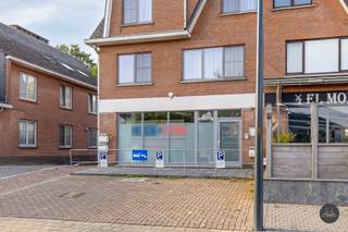 Voor meer informatie of om een bezoek in te plannen, contacteer Gil via 016 792 900 of via gil.christiaens@homixx.be.<br /><br />Op wandelafstand van het centrum van Keerbergen vindt u dit handelspand met een praktische indeling van 102 m². De huidige inrichting bestaat uit een aparte inkomhal, een onthaalruimte en verschillende praktijkruimtes die makkelijk aan te passen zijn, waardoor het pand zich uitstekend leent voor uiteenlopende handels- of dienstverlenende activiteiten. Daarnaast beschikt het handelspand ook over drie parkeerplaatsen voor de deur. Ideaal om klanten te ontvangen.<br /><br />Daarnaast biedt dit pand ook de mogelijkheid om omgevormd te worden tot een appartement, wat het een interessante optie maakt voor wie op zoek is naar een woongelegenheid op centrale locatie.<br /><br />Troeven:<br /><br />- Centrale ligging op een steenworp van het centrum<br />- Zeer praktische en efficiënte indeling<br />- Geschikt voor handel, kantoor of vrij beroep<br />- Omvormbaar tot appartement<br />- Aparte inkom voor de bovengelegen appartementen<br />- eigen parkeerplaatsen beschikbaar voor de deur<br /><br />Een veelzijdig pand met toekomstmogelijkheden, ideaal voor zowel ondernemers als particulieren die op zoek zijn naar een investering met meerdere opties.
