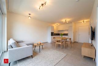 Comfortabel wonen met extra luxe in hartje Sint-NiklaasOntdek deze verzorgde serviceflat in Sint-Niklaas, gelegen op de eerste verdieping in een...
