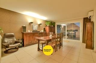 Welkom in Langepijpestraat 32, een comfortabel gelijkvloers appartement op een bijzonder gunstige ligging! U woont hier in het centrum van Torhout, op wandelafstand van winkels, supermarkten, scholen, openbaar vervoer en zoveel meer.<br /><br />U betreedt het appartement via een ruime inkomhal met gastentoilet en plaats voor vestiaire. Vanuit de inkom komt u in de lichtrijke leefruimte, die mooi in verbinding staat met de eetkamer en de open keuken. De keuken is volledig uitgerust met dubbele spoelbak, vaatwasser, elektrische kookplaat, dampkap, heteluchtoven en inbouwkoelkast. Aansluitend vindt u een praktische berging met aansluiting voor een wasmachine.<br /><br />Het appartement beschikt verder over twee volwaardige slaapkamers en een functionele badkamer, ingericht met ligbad, regendouchesproeier en dubbele lavabo.<br /><br />Buiten geniet u van een ruime, onderhoudsvriendelijke koer. Het aanwezige tuinhuis biedt extra opbergruimte voor tuinmateriaal of meubilair.<br /><br />Tot slot is er in de ondergrondse garage zowel een extra bergruimte als een handige garagebox, zodat uw wagen steeds veilig en comfortabel kan worden geparkeerd.<br /><br />De vermelde prijs is een richtprijs; elk bod, hoger of lager, wordt voorgelegd aan de eigenaar, die zich het recht voorbehoudt om dit te aanvaarden of te weigeren.<br /><br />Neem voorsprong met een vrijblijvende en gratis schatting van uw eigendom via:<br />http://www.residentievastgoed.be/gratisonlineschatten