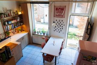 <strong>PLAN UW BEZOEK IN VIA ONZE WEBSITE: WWW.IMMOBOSS.BE</strong><br /><br />Dit leuk instapklaar beluikhuisje is gelegen in een cité van 21 identieke woningen met gemeenschappelijke tuin vlakbij centrum Gent en AZ Sint-Lucas (goeie busverbinding).<br />Deze woning omvat op het gelijkvloers: woonruimte met open geïnstalleerde keuken (tevens voorzien van aansluiting wasmachine) en een badkamer met douche, lavabo en toilet. Op het 1ste verdiep bevindt zich de gezellige lichtrijke leefruimte. Het 2de verdiep omvat de slaapkamer met grote ingebouwde wandkast. Overal centrale verwarming op aardgas, dubbele beglazing in pvc. Ideaal starterswoning met authentiek karakter!!<br /><br />Huurprijs: € 850 + € 35 ( provisie waterverbruik en onderhoud beluik)<br />Beschikbaar vanaf 15/08/2026<br />DOMICILIE VERPLICHT<br /><br /><strong>PLAN UW BEZOEK IN VIA ONZE WEBSITE: WWW.IMMOBOSS.BE</strong>