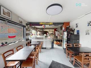 <strong>*** A VENDRE ***</strong> Clabecq - Restaurant avec terrasse, situé sur un axe très fréquenté. Cet établissement a une surface exploitable de +- 100 m². Le bien est à vendre sans mobilier ni matériel professionnel !<br /><br />Le restaurant se compose comme suit: une salle de +- 20 m² pouvant accueillir 20 couverts, 1 pièce prévue pour la cuisine de +- 24 m², une pièce à l'arrière de la cuisine de de ±17 m², une terrasse de ± 25 m² ainsi que des WC hommes et femmes.<br /><br /><strong>Confort </strong>: Toit rénové en 2022, C.c. gaz. Possibilité de faire un parking et/ou un garage.<br /><br /><span><strong>HORECA ACTUELLEMENT LOUÉ !</strong></span><br /><strong>Prix </strong>: F.O. àpd 200.000 euros (sous réserve d'acceptation du propriétaire)<br /><strong>Contact </strong>: tubize@weinvest.be ou au 02.355.42.20 ou Taylor au 0494.28.38.88