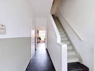 <p><span>Deze verzorgde gesloten bebouwing biedt een mooie combinatie van ruimte, comfort en een rustige ligging in Sint-Pauwels. Via de inkomhal betreedt u de woning, waar u meteen beschikt over een praktische berging/wasruimte met aansluiting voor wasmachine en droogkast, plaats voor het stallen van fietsen en extra opbergruimte. Verder is er een apart toilet aanwezig. De gezellige woonkamer vormt het hart van de woning en sluit aan op een moderne, afzonderlijke ingerichte keuken.</span></p><p><span>Buiten geniet u van een volledig afgesloten tuin met een gezellig terras, centraal in de tuin gelegen, waar u in alle privacy kan ontspannen.</span></p><p><span>Op de eerste verdieping bevinden zich twee slaapkamers, een praktische strijkkamer/bureau en een badkamer uitgerust met een douche, ligbad, lavabomeubel met lavabo en toilet. De tweede verdieping biedt nog twee bijkomende slaapkamers, waardoor deze woning ideaal is voor grotere gezinnen of wie extra ruimte zoekt.</span></p><p><span>De woning wordt verwarmd op aardgas, beschikt over een conforme elektrische installatie, is asbestveilig en behaalt een zeer gunstig EPC-label B. Bovendien zijn er 10 zonnepanelen aanwezig, wat bijdraagt aan een lagere energiefactuur en een energiezuinig wooncomfort.</span></p><p><span>De ligging vormt een extra troef: rustig gelegen in het landelijke Sint-Pauwels, met winkels, scholen en openbaar vervoer in de nabije omgeving en een vlotte verbinding naar Sint-Niklaas en de omliggende gemeenten.</span></p><p><span>Mis deze kans niet! Voor meer informatie of een bezoek, contacteer ons vandaag nog via 03 500 05 40.</span></p>
