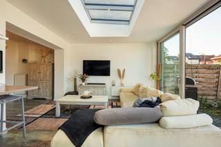 <p><span>Instapklare HOB met 3 slaapkamers en zonnige tuin in Mechelen</span></p><p><span>Op zoek naar een gezellige woning in een rustige woonwijk, met ruimte, comfort en energiezuinige troeven? Ontdek deze charmante halfopen bebouwing in de Tolhuisstraat 7 te Mechelen!</span></p><p><span>Bij het binnenkomen word je verwelkomd in de </span><span>lichtrijke leefruimte</span><span>, waar een extra lichtkoepel zorgt voor een mooie natuurlijke lichtinval. Aansluitend bevindt zich de </span><span>open keuken, uitgerust met alle nodige toestellen</span><span>, ideaal om gezellig te koken en samen te genieten.</span></p><p><span>Op de verdieping vind je </span><span>drie slaapkamers en een aparte dressing</span><span>, waardoor er voldoende ruimte is voor het hele gezin, een thuiskantoor of een hobbykamer.</span></p><p><span>Ook op energetisch vlak heeft deze woning heel wat troeven. Met een </span><span>gunstige EPC-score B, 10 zonnepanelen en 2 thuisbatterijen</span><span> geniet je van een energiezuinige woning met aandacht voor de toekomst. Het dak werd bovendien vernieuwd in 2018.</span></p><p><span>Buiten kan je heerlijk ontspannen in de leuke tuin. De praktische oprit en garage zorgen voor extra parkeergemak.</span></p><p><span>Troeven van deze woning:</span></p><ul><li><span>Halfopen bebouwing in een rustige wijk</span></li><li><span>Lichtrijke leefruimte met extra lichtkoepel</span></li><li><span>3 slaapkamers en een aparte dressing</span></li><li><span>Gunstige EPC-score B, 10 zonnepanelen en 2 thuisbatterijen</span></li><li><span>Airconditioning op het gelijkvloers</span></li><li><span>Rolluiken aanwezig</span></li><li><span>Kelder</span></li><li><span>Leuke tuin en oprit</span></li></ul><p><span>Een woning met ruimte, comfort en energiezuinige voorzieningen op een rustige locatie in Mechelen.</span><span> Ideaal voor wie op zoek is naar een fijne thuis met tal van praktische voordelen.</span></p><p><span>Interesse? Neem gerust contact op voor meer informatie of een bezoek ter plaatse!</span></p><p><span>Sven@home4you.be</span></p><p><span> </span></p>