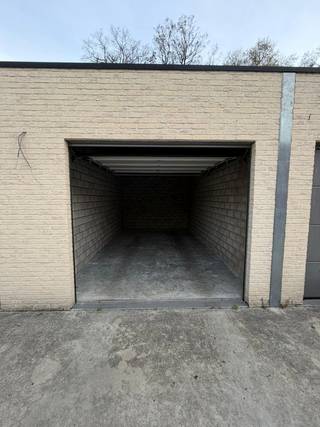 Garagebox te huur in het centrum van Geel, gelegen in de Stationsstraat 44.<br /><br />De garage is voorzien van een elektrische poort, wat zorgt voor extra comfort en gebruiksgemak.<br /><br />De huurprijs bedraagt €95,00 per maand. Er wordt een huurwaarborg van €300,00 geblokkeerd op rekening van Korfine.<br /><br />De garage is onmiddellijk beschikbaar!<br /><br />Meer info? Neem contact op via toon@vastengoed.be of op het nummer 014 72 73 74.