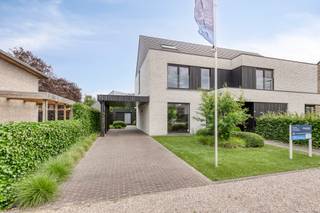 Instapklare halfopen bebouwing in Waarschoot Deze voormalige kijkwoning is gelegen op een verzorgd en onderhoudsvriendelijk perceel van 275 m² met oostgerichte tuin, carport en tuinberging. De woning bevindt zich in een recente woonwijk in Waarschoot, gebouwd door Huysman Bouw, en is amper 5 jaar oud. Op het gelijkvloers geniet u van een inkomhal met gastentoilet, een lichtrijke leefruimte met open keuken en grote raampartijen, én een praktische berging aansluitend aan de keuken. Boven vindt u drie slaapkamers en een comfortabele badkamer. De zolderverdieping is bereikbaar via een vaste trap en biedt extra ruimte. Verlichting, gordijnen en schilderwerken zijn inbegrepen in de prijs. Adres: Zavelput 5, Waarschoot Laat deze kans niet voorbijgaan – deze woning is volledig instapklaar!
