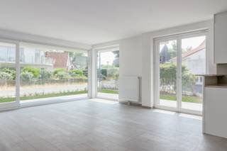 Geniet van de luxe in dit prachtig nieuwbouwappartement op wandelafstand van de zee. De living met moderne open keuken vormt een lichtrijk geheel,...