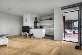 Volledig instapklaar appartement op de 5eV bestaande uit: een inkomhal, een woonkamer, een modern ingerichte keuken, een wasplaats/berging,...