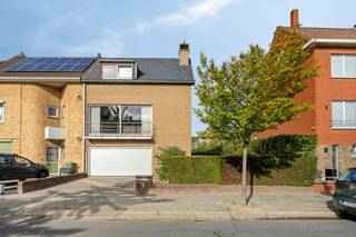 Bent u op zoek naar een ruime woning met een praktische indeling, een grote garage, tuin én terras? Dan is deze halfopen bebouwing in de Crocussenstraat 13 te Vilvoorde zeker een bezoek waard. De woning beschikt over 3 slaapkamers, een polyvalente ruimte op het gelijkvloers en een aangename tuin met vijver.<br /><br />Indeling:<br />Gelijkvloers:<br />- Grote garage<br />- Berging<br />- Aparte kamer, ideaal als bureau, hobbyruimte of eventueel kleine slaapkamer<br />- Apart toilet<br />- Toegang tot de tuin<br />- Tuin met vijver<br />- Ruime oprit<br /><br />1e verdieping:<br />- Grote open leefruimte met woonkamer en eetkamer<br />- Open keuken<br />- Groot terras, aansluitend op de leefruimte<br /><br />2e verdieping:<br />- 3 slaapkamers<br />- Badkamer<br /><br />Een veelzijdige woning met een mooie combinatie van binnen- en buitenruimte, gelegen te Vilvoorde. Ideaal voor wie op zoek is naar een ruime gezinswoning met garage en tuin.<br /><br />Interesse? Contacteer ons voor meer informatie of plan uw bezoek!<br /><br />Bestuursmaatregelen in het maatregelenregister: nee