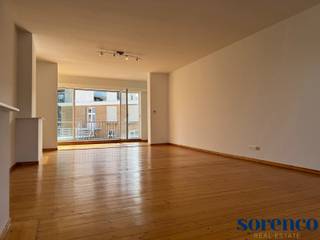 <p><strong>Gerenoveerd twee slaapkamer appartement van ca. 125m² gelegen op toplocatie in het centrum van Antwerpen nabij Leopoldstraat, de Botanische tuin, Botanic Sanctuary Antwerp, Schuttershofstraat, trendy boetieks, restaurants, het Toneelhuis, de Meir. Het appartement is gelegen op de derde verdieping in een standingvol gebouw. <br /></strong><br /><span>INDELING:<br /></span><span>U komt binnen via een ruime inkomhal van 15m², compleet met berging en gastentoilet. Links van de inkom vind je de lichte en ruime WOONKAMER van ca. 56m² op parketvloer. De grote ramen geven de ruimte veel natuurlijk licht.</span><br /><br /><span>Aangrenzend aan de woonkamer bevindt zich de KEUKEN van 17m², uitgerust met opbergasten, inclusief inductiekookplaat, oven, microgolfoven.<br /></span><br /><span>Een houten trap leidt je naar het duplex verdieping waar de master bedroom is. Slaapkamer 1 ca. 20m² + badkamer ca. 8m² (douche in bad, dubbele lavabo en wc). De tweede slaap</span><span>kamer of bureau ca. 8m² bevindt zich naast de leefruimte.</span><br /><br /><span>Dit appartement is recent volledig gerenoveerd. Tot slot heeft het een prachtig zuidwest gericht uitzicht.<br /></span><br /><span>BIJZONDERHEDEN:<br /></span>* Centraal gelegen op toplocatie in Antwerpen centrum <br />* Standingvol gebouw <br />* Ruim zuidwest gericht appartement<br />* Rolluiken aanwezig langs de achterkant</p>
