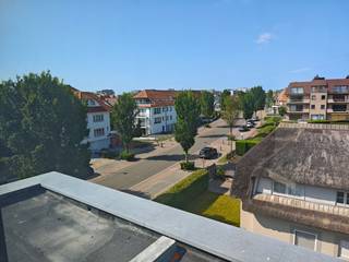 Residentie Les Moineaux is een nieuwbouwproject centraal gelegen tussen de Zeedijk en de winkelstraat van Koksijde-Bad. De moderne uitstraling van het gebouw komt volledig tot zijn recht in het straatbeeld. Alle appartementen zijn bijna energie neutraal en worden geothermisch verwarmd.<br /><br />Het penthouse appartement bevindt zich op het derde verdiep en werd op plan ingedeeld als volgt:<br />Inkom, apart toilet, badkamer, 2 slaapkamers, leefruimte met open keuken en berging en 3 terrassen.<br /><br />Verplicht aan te kopen staanplaats en kelderberging, niet in de prijs inbegrepen.<br /><br />Oppervlakte appartement: 108 m²<br />Oppervlakte terras: 38 m²