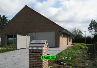 In een doodlopende straat, verscholen in een aangename woonwijk van Ieper, vind je deze alleenstaande, gelijkvloerse woning die rust, ruimte en comfort moeiteloos combineert. Dit is een ruime woning die perfect inspeelt op wie op zoek is naar zorgeloos wonen op één niveau, zonder in te boeten aan leefkwaliteit.<br /><br />Bij het betreden van deze instapklare woonst in Ieper voel je meteen de openheid en het licht. De leefruimte biedt mogelijkheden voor een gezellige zithoek en een volwaardige eetplaats. De keuken sluit mooi aan bij de leefruimte en beschikt over een koelkast, oven, gaskookplaat en een vaatwasser. <br /><br />De woning beschikt over twee slaapkamers en een comfortabele badkamer. Alles is gelijkvloers, wat deze eigendom uitermate geschikt maakt als gezinswoning, maar ook voor wie toekomstgericht en comfortabel wil wonen. De energiezuinige aanpak zorgt bovendien voor een lagere energiekost.<br /><br />Buiten wacht een verzorgde tuin met terras, waar je kan genieten van rust en groen. De garage en oprit bieden voldoende parkeergelegenheid. De topligging in Ieper, nabij scholen, winkels en andere voorzieningen, maakt het plaatje compleet. Rustig wonen en toch nabij het centrum van Ieper: hier kan het.<br /><br />Deze woning te huur in Ieper is een unieke kans voor wie op zoek is naar een ruime, gelijkvloerse eigendom in een aangename woonomgeving. Beschikbaar vanaf 1 mei 2026.<br /><br />Woning verhuren in Ieper? Vraag je gratis schatting aan bij Immo Francois, jouw lokale makelaar.<br /><br />