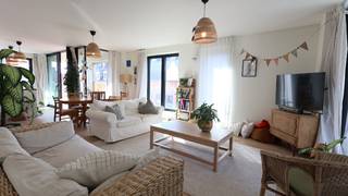  Modern en energiezuinig appartement met 3 zonneterrassen in Belford.<br /><br />Het appartement is gelegen op de derde verdieping van het stijlvolle gebouw Cyper. Hier geniet je niet alleen van veel ruimte, maar ook van drie zonnige terrassen waar je de hele dag door buiten kan vertoeven.<br /><br /><u>Waarom je hier wil wonen:</u>
<ul>
	<li>Lichtrijke leefruimte met open keuken, volledig uitgerust met o.a. vaatwasmachine, keramische kookplaat, koelkast en combi-oven</li>
	<li>Praktische berging</li>
	<li>Drie slaapkamers</li>
	<li>Luxe badkamer met inloopdouche, badmeubel én toilet</li>
	<li>Tweede douchekamer met inloopdouche en badmeubel</li>
</ul>
<br />Dankzij de vloerverwarming via het warmtenet woon je hier uiterst energiezuinig én comfortabel.<br /><br /><u>Extra’s die het verschil maken:</u>

<ul>
	<li>Ondergrondse parkeerplaats mogelijk (€ 70/maand)</li>
	<li>Privé kelderberging &amp; gemeenschappelijke fietsenstalling</li>
	<li>Gemeenschappelijke kosten: € 70/maand</li>
	<li>Beschikbaar vanaf 1 november 2025</li>
</ul>
Dit appartement combineert ruimte, licht en energiezuinigheid op een toplocatie!<br /><br /><strong>Interesse in een bezoek aan dit appartement? </strong><br />Ga naar www.dicasa.be, klik op het pand dat u wenst te huren en vul via de knop "Ik ben kandidaat" een kort profiel in. Enkel via deze weg kunnen bezichtigingen aangevraagd worden – telefonisch worden geen afspraken ingepland. <br /> 