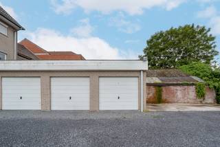 Welkom in dit volledig instapklare gelijkvloers appartement in het centrum van Zwevegem.<br />Dankzij de uitstekende en strategische ligging geniet je van alle troeven binnen handbereik: winkels, voorzieningen, recreatiemogelijkheden en het bruisende centrum bevinden zich op wandelafstand. <br /><br />Via de inkomhal betreden we het appartement en komen we terecht in de zeer aangename leefruimte, dankzij de grote raampartijen geniet u hier van een open en ruimtelijk gevoel. Bovendien staat de woonkamer in directe verbinding met de open keuken, wat zorgt voor een gezellige en praktische indeling.<br /><br />Achteraan het appartement bevinden zich 2 volwaardige slaapkamers. Verder beschikt het appartement over een badkamer, een apart toilet en een praktische technische berging.<br /><br />Absolute troef: de zeer ruime garage met elektrische poort, ideaal voor het veilig parkeren van uw wagen of extra stockage.<br /><br />Interesse? Neem snel contact op en ontdek zelf alle troeven van dit appartement tijdens een bezoek!<br /><br />Ref: RVP/26063/K<br />EPC: 176 kWh, UC:20260522-0003875678-RES-1