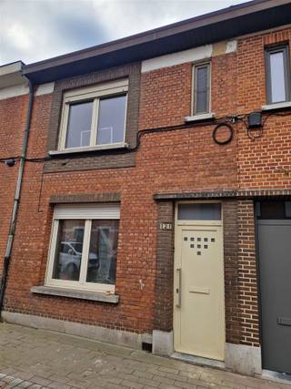 <p><strong><u>Woning met 3 à 4 slpks en tuin</u></strong></p><p>De woning is gelegen nabij het centrum van Sint-Niklaas, openbaar vervoer, winkels en scholen.</p><p><strong>De indeling:</strong><br /><strong>Gelijkvloers:</strong><br />Lichtrijke, L-vormige leefruimte met toegang naar de nieuwe keuken.<br />De keuken beschikt over volgende toestellen: kookplaat, dampkap, afwasmachine, oven, ijskast en diepvries.</p><p>Badkamer met lavabomeubel, ligbad en toilet.<br />De veranda met aansluiting voor wasmachine en droogkast en toegang naar ruime tuin met tuinhuis.<br />Aparte berging.</p><p><strong>1ste verdieping:</strong><br />3 slaapkamers.</p><p><strong>2de verdieping:</strong><br />Zolderruimte (met vaste trap).</p><p><strong>Pluspunten:</strong><br />- Centraal gelegen<br />- Tuin aanwezig<br />- 3 à 4 slaapkamers<br />- Elektriciteit is conform</p>