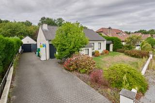 Op korte afstand van het centrum van Lommel en in een doodlopende kindvriendelijke straat ligt deze vrijstaande semi bungalow met twee slaapkamers en badkamer op de begane grond, via vaste trap naar zolderruimte ideaal geschikt voor het maken van slaapkamers, een losstaande garage en een fijne beschutte achtertuin op het westen met optimale privacy en een houten tuinhuis. <br /><br /><span><u><strong>INDELING:</strong></u></span><br /><u>Begane grond:</u><br />. inkomhal - lichtrijke woon- en zitkamer - goed uitgeruste keuken voorzien van de nodige inbouwtoestellen en opbergruimte - wasplaats - toilet - nachthal - 2 slaapkamers - badkamer voorzien van inloopdouche en badkamermeubel - bergruimte met vaste trap naar zolderverdieping<br /><br /><u>Verdieping :</u><br />. via een vaste trap toegang naar de ruime zolderverdieping ideaal geschikt voor het maken van extra slaapkamers of hobbykamer<br /><br /><span><u><strong>TUIN :</strong></u></span><br />De voor- en achtertuin zijn aangelegd met een inrit naar de vrijstaande garage. De zonnige achtertuin ligt op het westen met optimale privacy en tuinhuisje. <br /><br />Ben je op zoek naar een gezinswoning op een rustige locatie, met veel potentieel en een aangenaam perceel? Dan is deze open bebouwing zeker een bezoek waard.<br /><strong>Contacteer ons vandaag nog voor een bezichtiging via mail of telefoon (joris@limbo.be - 0496/166 339).</strong><br /><br /><br /><br />