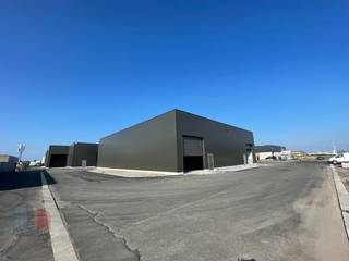 Nieuwbouw KMO-unit met een oppervlakte van +/- 342 m² en minstens 1 privatieve parkeerplaats te koop. Het casco magazijn is opgebouwd uit...