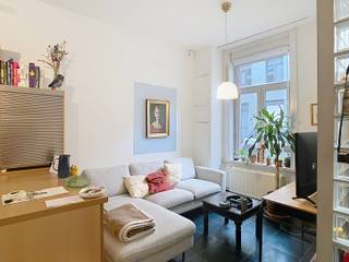 <p>Picture this: coming home in the heart of Leuven, to a move-in ready property within walking distance of everything you need on a daily basis. This charming home on Brouwersstraat combines the peace and quiet of your own space with the vibrancy of the city just around the corner. A place where you'll feel right at home from day one, with no hassle and no renovation work needed.</p><p>Stepping inside, you immediately sense how well-thought-out the layout is. With a liveable surface area of 124 m², this home offers two full-sized bedrooms and a well-appointed bathroom, complemented by an extra toilet for added convenience. The kitchen is equipped with everything you need to get started right away: dishwasher, combi-oven, extractor hood, fridge and freezer are all included. Gas-fired central heating with radiators ensures a pleasant temperature throughout the house, all year round.</p><p>This home also has a few lovely assets that make everyday life that bit more enjoyable. A garden and terrace give you the chance to spend time outdoors whenever the weather allows, while a private garage means you'll never have to search for a parking spot again. The property is fully move-in ready, so you can relocate without any worries. The EPC label C confirms that this home is in good shape energy-wise.</p><p>The location in the centre of Leuven is an asset in itself: shops, schools, the train station and public transport are all within easy reach, as is a sports centre for those wanting to stay active. The main access roads are also easily accessible, so you can quickly get anywhere on foot, by bike or by car. In short, a central location that perfectly combines city life with comfort.</p><p>Curious whether this home on Brouwersstraat could become your new home? Schedule your visit today via www.living-stone.be or email joni.dehert@living-stone.be!</p>