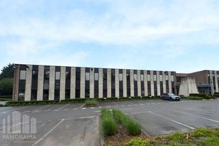 This office space with a total surface area of 1,470 m², including 607 m² of storage space, is ideal for companies looking for a strategically located and flexible working environment. Thanks to its location near the E40, the Brussels Ring R0 and the A201 towards Brussels Airport, the building benefits from excellent accessibility, while the airport is only 5 km away.<br /><br />The building offers spacious storage areas ranging from 607 m² to 2,957 m², combined with office spaces ranging from 227 m² to 3,717 m². It is ideal for companies requiring an efficient combination of logistics, flexibility, and a professional working environment.<br /><br />The office areas provide a bright and efficient working environment with large windows ensuring abundant natural light. The suspended ceiling is equipped with integrated LED lighting, ventilation, and an HVAC system with air distribution for optimal air circulation. The flexible layout makes it easy to create both open-plan workspaces and enclosed meeting rooms.<br />The various units can also be flexibly combined with warehouse spaces, allowing the building to adapt seamlessly to a wide range of business needs.<br /><br />The warehouse has a clear height of 8.5 m and is ideally suited for logistics or industrial activities. The first warehouse is currently fitted out with lowered ceilings, internal partitions, and additional facilities, but can easily be converted back into a classic open warehouse layout.<br /><br />The site provides 67 parking spaces for staff and visitors, further enhancing accessibility. The entire complex is immediately available and represents an ideal solution for companies looking to grow in a location with maximum visibility and accessibility.<br /><br />For additional information, specifications, plans, or a non-binding site visit, you can contact PANORAMA B2B at 0477 30 40 05.