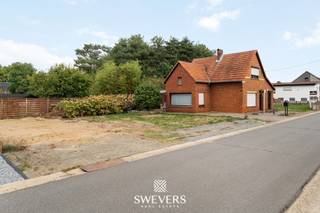 Voor meer info en foto’s, surf naar www.swevers.be – Op een royaal perceel van 12a 22ca vind je deze vrijstaande woning in de Mierheuvelstraat 32 te Paal. De woning, gebouwd in 1949, beschikt over 143 m² bewoonbare oppervlakte en is toe aan renovatie – een uitgelezen kans om volledig naar eigen smaak te herinrichten. Enkele vernieuwingen, zoals een vernieuwde badkamer en recente stookolieketel, zijn reeds uitgevoerd. Het gelijkvloers omvat o.a. een lichtrijke leefruimte, praktische keuken, vernieuwde badkamer, inpandige garage en een slaapkamer. Op de verdieping bevinden zich drie extra slaapkamers met diverse invulmogelijkheden. De woning beschikt eveneens over een kelder en veranda met zicht op de tuin. De noordwestelijk georiënteerde tuin biedt tal van mogelijkheden. Bovendien zijn er interessante ontwikkelingsopties: zo kan men op het naastliggende perceel bouwen, of kiezen voor volledige herontwikkeling tot één open en twee halfopen bebouwingen (mits vergunning). Gelegen vlakbij E313, scholen, winkels en openbaar vervoer, combineert deze locatie ruimte en bereikbaarheid. Voor meer informatie, bel 011 255 155. Bron bewoonbare oppervlakte: EPC – verslag. Dit pand is onderworpen aan de renovatieverplichting van de Vlaamse overheid voor residentiële gebouwen (behoudens bij sloop binnen 5 jaar na de aankoop). Consulteer voor meer informatie de website van het Vlaams Energie- en Klimaatagentschap via https://www.vlaanderen.be/een-huis-of-appartement-kopen/renovatieverplichting-voor-residentiele-gebouwen.