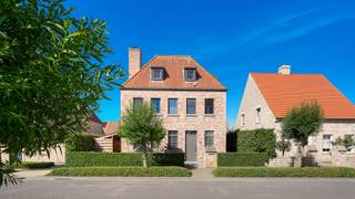 Deze losstaande villa is gelegen in de aangename verkaveling Heulebrug te Heist-aan-Zee. Het is er rustig wonen met het centrum van Heist en het station binnen fietsafstand. <br /><br />Het huis gebouwd in 2005 is gelegen op een perfect georiënteerd perceel van 423 m², met de zon van 's morgens tot de avond. Een zalige tuin met achterliggende garage en extra uitweg. <br /><br />Indeling: Inkomhal met gastentoilet, een mooie woonkamer (parket en open haard) met een halfopen en ingerichte keuken met zicht op de tuin. Verder op het gelijkvloers een handige bergruimte, wasplaats en toegang tot een droge kelder. Op de eerste verdieping zijn er drie volwaardige slaapkamers, een ingerichte badkamer en opnieuw een toilet. De dakverdieping is volwaardig en ingericht met een schitterende vierde slaapkamer met bijhorende dressing. De zolder dient als opbergruimte. <br /><br />Een zalige buitenruimte met een zongerichte tuin, veel volgroeide beplanting, grote zonneterrassen en een handige afgesloten doorgang naar een achterliggende steeg. Ideaal voor fietsen. De garage is groot en voorzien van een elektrische poort en opbergruimte op de verdieping. <br /><br />Regenwaterput 15.000 liter, zonnepanelen, energielabel B, conforme elektrische keuring... . <br /><br />Bezoeken? Graag na afspraak met Willem Cauwels op GSM 0477/60.12.16.