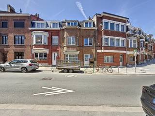 Op de grens tussen Watermaal-Bosvoorde en Elsene, in een rustige en gegeerde residentiële wijk, ontdekt u dit kleine opbrengstgebouw bestaande...