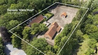 <strong>Uniek gelegen eigendom 'domein 'Klein Hoef'', gekend als de oudste hoeve van Retie, nabij centrum en uitstekend commercieel doch natuurlijk-groen gelegen aan de Retiese ring richting Kasterlee/Oud-Turnhout en nabij de Nederlandse grens. Het onroerend goed, gelegen op een perceel van maar liefst 11.465m² bestaat uit (i) een ruime zaak (ca. 500m²) waarin thans klassebrasserie 'De Klynhoeve' is gevestigd (handelshuur eindigt 2028), (ii) een woning met riant stalgebouw voor opslag (totaal ca. 340m²), en (iii) enkele bijgebouwen (oude stal achteraan, overdekte opslag vooraan). </strong><br /><br /><strong>Het geheel biedt een unieke kans voor ondernemers/investeerders die dromen van een bloeiende horecazaak met riante woongelegenheden. Het eigendom biedt tal van mogelijkheden gelet op de verschillende gebouwen en de private ligging; bovendien omgeven door uitgestrekte natuurbossen (onder meer richting Groendomein Prinsenpark) en verschillende fiets- en wandelroutes. Er is een energielabel D voor woonhuis met stal (geen renovatieverplichting) en een label G voor de brasserie. </strong><br /><br /><span>Dit uitzonderlijke vastgoedgeheel dient gerenoveerd te worden (o.a. elektriciteit, renovatie woning, aanleg tuin). </span><br /><br /><span>Aangrenzend zijn er legio parkeermogelijkheden en liggen enkele hectaren grond die tevens aangekocht kunnen worden: info op aanvraag.<br /><br /></span><strong></strong><span>Algemeen</span><strong>:<br /></strong>Aan de Kleine Nete gelegen omwalde hoevesite met een eeuwenoude oorsprong; de oudste bronnen vermelden het hoevecomplex reeds begin 16e en midden 17e eeuw. De hoeve met bijgebouwen zoals deze thans doorgaat bestaat sinds begin 20ste eeuw uit losstaande bestanddelen, rondom een erf geschikt: een woonstalhuis (nok loodrecht op de straat), een parallel gelegen schuur met bijschuurtje waarin thans Brasserie 'Klynhoeve' wordt uitgebaat, een toegangspoort.<br /><br />De hoevesite met oud grachtensysteem werd in de 20ste eeuw verder uitgewerkt en geïntegreerd in het nieuwe kasteeldomein; de hoeve diende een bloeiend landbouwbedrijf te worden dat het kasteel en ook de dorpelingen voorzag van groenten, fruit, melk en vlees. Zo kreeg de 'Klein Hoef' een gestructureerde aanleg met een moestuin, een omgrachte kleine en grote boomgaard, en een essenbos. De eiken van de Grote Dreef en andere aanplantingen langs de grachten vormden een natuurlijk scherm tussen park en hoevesite.<br /><br /><span>Horecazaak (brasseriegebouw)</span>:<br />Van de huidige hoevegebouwen zijn de monumentale schuur en toegangspoort de oudst bewaarde. Het huidige hoofdschuurvolume is ca. 1992 sterk verbouwd en gerenoveerd tot café-brasserie. Dit gebouw bestaat uit een verbruikzaal, keuken, opslag en wintertuin; er is verder ook een terras aanwezig. Een suggestie van het de binnenkant/het interieur van de brasserie kunt u bekijken via de website van de brasserie (https://deklynhoeve.be/).<br /><br />Het handelsfonds is niet mee over te nemen - handelshuur eindigt in 2028: informatie op aanvraag.<br /><br /><span>Woongedeelte en stallingen</span>:<br />Van het oorspronkelijk woonstalhuis werd in 1952 de stal en in 1963 ook het woonhuis vervangen door de huidige. Deze delen van het onroerend goed verdienen een totaalrenovatie. Voor de bouw van het woonhuis zijn evenwel degelijke materialen gebruikt: arduinen dorpels, dak in rode pannen, houten ramen en kornissen.<br /><br />De woning beschikt over een ruime zitplaats en leefruimte. Er zijn 4 slaapkamers voorzien en een riante zolder. De woning is tevens onderkelderd (kleine provisiekelder - niet droog). De aan de woning aansluitende stalling beschikt over ca. 215m² extra aan stal-/opslagruimte; en biedt zo legio feitelijke mogelijkheden naar invulling toe. Er is gasaansluiting aanwezig.