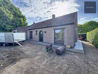 Deze gezellige vrijstaande woning werd recent her opgefrist.Ze werd volledig herschilderd en voorzien van nieuwe ramen en alle verlichting.Alle...