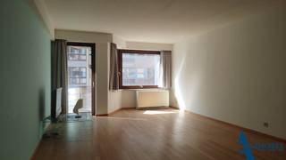 <br />Appartement met twee slaapkamers, zeer gunstig gelegen op enkele passen van de zeedijk en het Rubensplein. <br />Dit appartement is zeer smaakvol, instap klaar en bezit tevens twee terrassen.<br /><br />Indeling:<br />De inkomhal met vestiaire en gastentoilet geeft uit op de zuid gerichte  leefruimte en open en volledig ingerichte keuken. De zithoek biedt tevens toegang tot het balkon met zijdelings zeezicht. Achteraan treffen we de slaapkamers, badkamer en douchekamer. Slaapkamer 1 beschikt over een en suite douchekamer, slaapkamer 2 heeft een badkamer . Fietsenberging aanwezig in het gebouw.<br /><br />Mogelijkheid tot aankopen van een inpandige garagebox. (verkoopprijs : 120.000 €)<br />Stedenbouwkundige inlichtingen : in aanvraag.