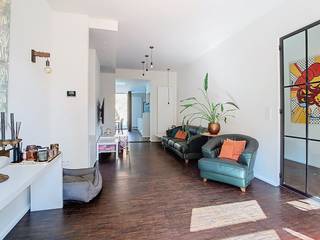 Deze recent gerenoveerde trapgevel woning aan de heilige Familie Kerk is gelegen op een boogscheut van het centrum van Brasschaat, de Brusselse...