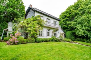Verscholen achter de weg op een perceel van 15 are biedt deze mooie vrijstaande villa een bevoorrechte woonomgeving in Rosières, ideaal gelegen tussen de grote snelwegverbindingen en het meer van Genval. Tegelijk vlot bereikbaar en rustig gelegen, combineert ze het gemak van het dagelijks leven met een echte sfeer van sereniteit.<br /><br />Met 204 m² bewoonbare oppervlakte, vier slaapkamers waaronder een oudersuite, twee badkamers en ruime leefruimtes, beantwoordt ze perfect aan de noden van een gezin. Het interieur, door de jaren heen opgefrist en goed onderhouden, is klaar om zijn nieuwe bewoners te verwelkomen.<br /><br />De grote tuin is een van de echte troeven van het goed, aangevuld met een serre en een terras. Een private oprijlaan leidt naar de woning en versterkt het gevoel van privacy.<br /><br />Technisch is de villa uitgerust met een Vaillant gascentrale verwarming, een conforme elektrische installatie en heeft ze een EPC E-label. Nog enkele energetische en esthetische werken aan de buitenkant zijn te voorzien, maar het geheel is instapklaar en onmiddellijk bewoonbaar.<br /><br />Bod vanaf 595.000 €, verkoopprijs 625.000 €, onder voorbehoud van aanvaarding door de eigenaars.