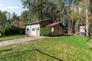<p>Houtmassiefbouwwoning met 3 slaapkamers op omheind perceel van 920m², te Woonzone bosrijk karakter te Wuustwezel! Voor deze verrassend ruime gezinswoning werd in 2016 een regularisatievergunning bekomen voor permanente bewoning, en bestaat uit o.a. een ruime leefruimte met gezellige tv-hoek, een halfopen keuken, twee handige bergplaatsen, een nieuwe badkamer en drie slaapkamers! EPC 315</p>