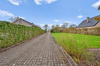 PRACHTIG   STUK GROND MET TOP LIGGING VOOR EEN OPEN BEBOUWING MET EROP STAANDE GROTE DUB GARAGE midden in de stad toch zeer rustig in doodlopende...