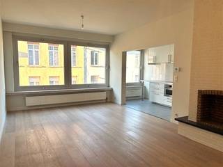 <p><span>Leuk &amp; ruim appartement gelegen in een prima onderhouden gebouw op de 2de verd. Lichte &amp; ruime living, open ingerichte keuken, badkamer en 2 volwaardige kamers achteraan. Appartement werd net herschilderd en is snel beschikbaar.</span></p><p><span> Inpandige fietsenstalling + ondergrondse kelder.</span></p>