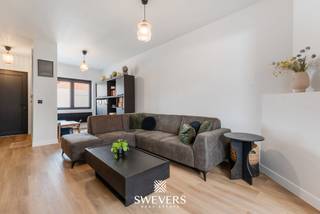 Voor meer info en foto’s, surf naar www.swevers.be – Deze instapklare rijwoning aan de Sint-Annastraat 12 in het centrum van Diest combineert een mooie renovatie met een praktische indeling over drie bouwlagen. Met 129 m² bewoonbare oppervlakte, drie slaapkamers en een ruim dakterras is dit een interessante woning voor koppels en gezinnen die centraal willen wonen. Op het gelijkvloers vind je de inkomhal, een woonkamer van 28 m² met ruimte voor een gezellige zit- en eethoek, en een aparte keuken van 14 m². Achteraan is er een afzonderlijk toilet.<br />De eerste verdieping omvat de grootste slaapkamer van 12,25 m²en badkamer en een aparte kasVanuit de overloop bereik je het ruime dakterras van circa 17,5 m², een aangename buitenruimte om te ontspannen, te ontbijten of gasten te ontvangen. Op de tweede verdieping bevinden zich nog twee kamers van 9 m² en 6 m², geschikt als slaapkamers, bureau of hobbyruimte. Het perceel bedraagt 75 ca. Dankzij de verzorgde renovatie is de woning meteen klaar voor bewoning. Bovendien geniet je hier van een uitstekende centrumligging, met winkels, scholen, restaurants en openbaar vervoer op korte afstand. Een praktische stadswoning met drie slaapkamers, een ruim terras en alle dagelijkse voorzieningen binnen handbereik. Voor meer informatie, bel 011 255 155. Bron bewoonbare oppervlakte: EPC – verslag.