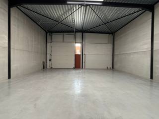 Twee nieuwbouw KMO-units samen te voegen, met een totale oppervlakte van 455 m² te Evergem. De site is uitstekend gelegen op amper 2 km van de R4...