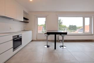 2 appartementen (gerenoveerd in 2024) mogelijk afzonderlijk te verhuren 99m² + 46m², samen 145m²! - huuropbrengst 1500 €/maand!<br />- appartement op de 3e verdieping (99 m²): met ruime leefruimte, open keuken, 3 slaapkamers, badkamer, berging en afzonderlijk toilet + 2 terrassen.<br />- appartement op de 4e verdieping (46 m²): met leefruimte, open keuken, 1 slaapkamer, badkamer en afzonderlijk toilet.<br />Er zijn 2 ruime kelderbergingen inbegrepen + een gemeenschappelijke buiten fietsenberging. Mogelijkheid tot aankoop van een afgesloten garagebox .<br />De vermelde prijs is een richtprijs, elk bod wordt overgemaakt aan de eigenaar die zich het recht voorbehoud het bod al dan niet te aanvaarden.<br />EPC: 173kwh/m UC:2167780 (Ref. NI23516)