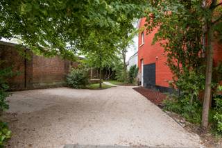 <p>Dit volledig gerenoveerde appartement bevindt zich op een centrale locatie in Ekeren, in een kleinschalig gebouw met een rustige en aangename uitstraling.</p>
<p>Via de gemeenschappelijke inkomhal en trap bereiken we het appartement op de eerste verdieping. Binnen valt meteen de ruime leefruimte op, met verschillende grote raampartijen die voor veel natuurlijk licht en een mooi groen uitzicht zorgen. De leefruimte sluit aan op de volledig vernieuwde keuken, uitgevoerd in een eigentijdse stijl en voorzien van voldoende kastruimte. Achter de keuken bevindt zich bovendien nog een praktische extra bergruimte.</p>
<p>Verder beschikt het appartement over twee slaapkamers en een volledig vernieuwde badkamer met ruime inloopdouche.</p>
<p>Ook buiten zijn er enkele mooie troeven: bij het appartement hoort één parkeerplaats en de bewoners kunnen gebruikmaken van een gemeenschappelijke tuin.</p>
<p>Een instapklaar appartement met veel licht, ruimte en een verzorgde afwerking, op een praktische locatie in Ekeren.</p>
<p>De ligging aan de Veltwijcklaan in Ekeren is bijzonder centraal en praktisch. Het centrum van Ekeren ligt vlakbij, met winkels, horeca en andere dagelijkse voorzieningen binnen handbereik. Ook het station van Ekeren is vlot bereikbaar, wat zorgt voor een goede verbinding richting Antwerpen en omliggende gemeenten. Daarnaast zijn ook Brasschaat en Kapellen vlot bereikbaar en zorgen de nabijgelegen invalswegen voor een goede verbinding met Antwerpen en de omliggende gemeenten.</p>