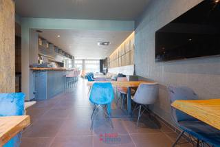 OVERNAME HANDELSZAAKGelegen in het midden van de jachthaven langs de wandelpromenade tussen Nieuwpoort-Bad en Nieuwpoort-Stad vindt wij deze...