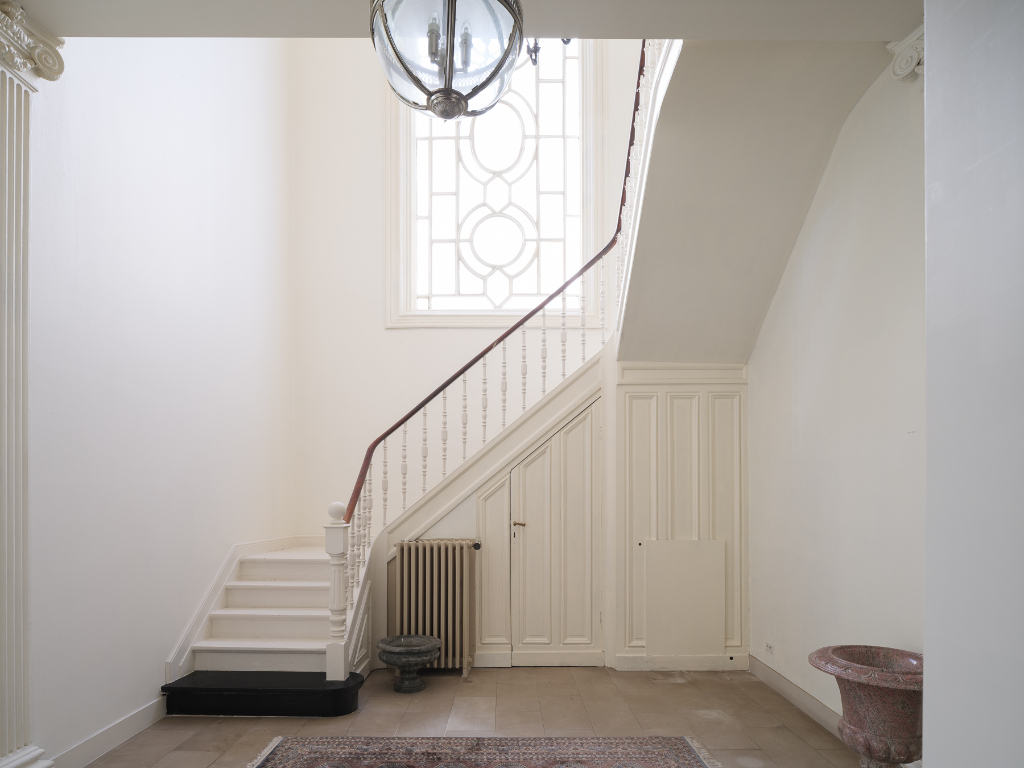 Indrukwekkend stadspaleis met imposant woonvolume, zwembad en parkeermogelijkheden - foto 4