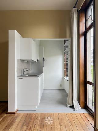 <p><span>GENT - K. Elisabethlaan 54: Op zoek naar een</span><span> gerenoveerd appartement te huur aan station Gent? </span><span>Dan is dit pand mogelijk iets voor u.</span></p><p><span> </span></p><p><span>De belangrijkste troeven in een notendop: </span></p><ul><li><span>Gerenoveerd appartement (airco voorzien)</span></li><li><span>Energiezuinig appartement</span></li><li><span>Gelegen op 100m van Station Gent-Sint-Pieters</span></li><li><span>Vlotte verbinding naar de stadscentrum met het openbaar vervoer of per fiets</span></li></ul><p><span> </span></p><p><span>Indeling:</span></p><p><span>Het appartement bevindt zich op de tweede verdieping van het gebouw, zonder lift. </span></p><p><span>Omvat: Inkomhal met apart toilet, badkamer (douche, wasmeubel en aansluiting wasmachine). De open leef-en eetruimte biedt toegang tot de geïnstalleerde keuken , slaapkamer.</span></p><p><span> </span></p><p><span>Huurprijs: € 895 + € 55 forfait gemeenschappelijk kosten en eigen water. Elektriciteit afzonderlijk af te rekenen. </span></p><p><span>Beschikbaar vanaf heden. Domicilie verplicht.</span></p><p><span> </span></p><p><span>Neem contact op met Axel Lenaerts makelaars voor een bezoek via onze website.</span></p>