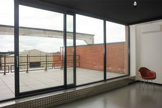 Uniek wonen in alle comfort en privacy.Ruime loft met grote leefruimte, volledig ingerichte keuken, berging, groot terras met overdekt gedeelte...