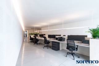 Modern en trendy ingerichte kantoorruimte ca. 275m² in een zeer recent gebouw (2019), centraal gelegen in Rumst tussen Antwerpen en Brussel...