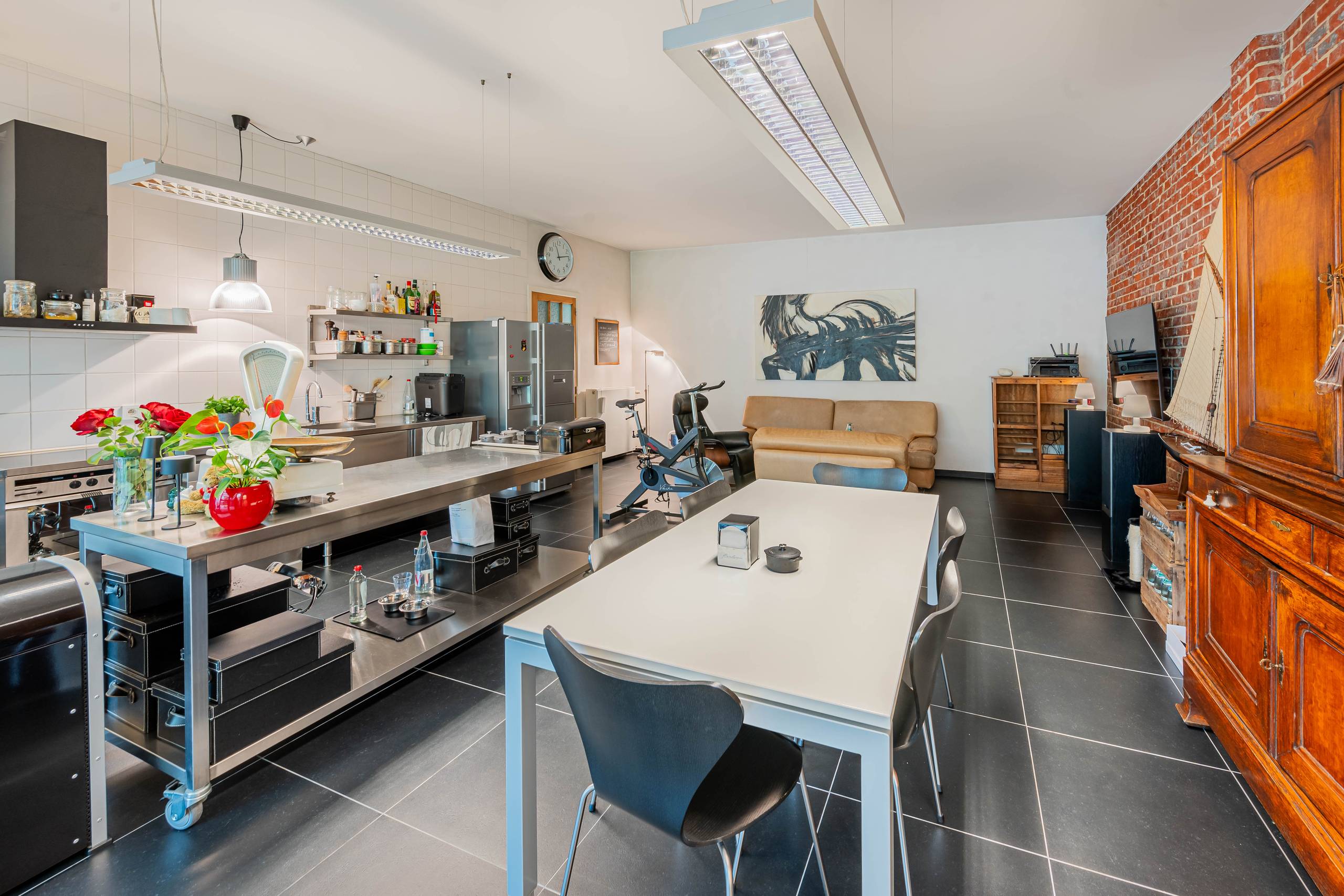 Ruime woning met 5 slaapkamers, inpandig magazijn en tuin - foto 4