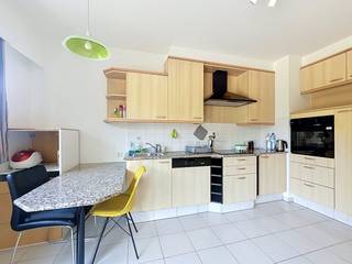 Indeling:<br />- inkomhal<br />- open leef- en eetruimte<br />- keuken<br />- terras aan de voorzijde (12m²)<br />- badkamer<br />- slaapkamer 1<br />- slaapkamer 2<br />- terras aan de achterzijde (20m²)<br /><br />Extra troeven:<br />- afgesloten residentie<br />- 2 terrassen<br />- uitstekende mobiscore: 9/10<br />- ruim appartement<br /><br />Beschikbaar per 01/11/2026.<br /><br />Optie tot het huren van een autostaanplaats en kelderberging aan 100 euro per maand.<br /><br />De gemeenschappelijke kosten bedragen 200 euro per maand voor de kosten van de gemene delen, inclusief water.<br /><br />Bent u geïnteresseerd in dit appartement te huur in Wilrijk?<br />Aarzel dan niet om een bezoekaanvraag in te dienen via onze website via de daar voorziene rode balk.<br /><br />Wenst u uw eigendom ook te koop of te huur te stellen? We helpen u graag verder. Steeds tot uw dienst om u verder te helpen met al uw vragen over vastgoed.