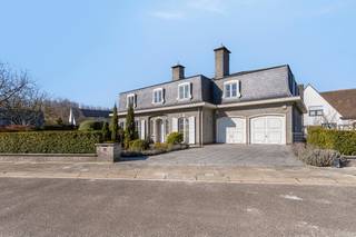 Welkom in deze prachtige, statige villa uit 1988, gelegen op een sublieme locatie vlak aan het Sint-Annabos.Hier geniet je van de rust en natuur op...